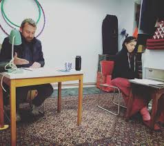 Mai 2018 erstmals im zdf ausgestrahlt wurde. Probe Mit Martin Kreusch Schon Funf Jahre Oder Noch Langer Lebst Du In Dieser Wuste Im Blog Julia Raab