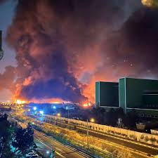 EL AEROPUERTO DE TEHERÁN ARDE EN MEDIO DE LA ESCALADA! El Mehrabad International Airport, uno de los principales aeropuertos de Tehran, se encuentra envuelto en llamas tras registrarse un fuerte incidente que