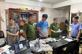 Khám xét nơi ở, bắt khẩn cấp Nguyễn Minh Trí, thu giữ 35 điện thoại ...