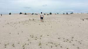 We are not too sure how it appears but according to few of the blogs we read, these hills of sands akin to padang pasir are resulted from land reclamation project in klebang area. Great Visit To Melaka Desert Klebang 05 11 16 Yang Chang No 28