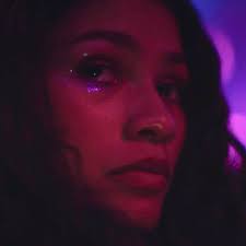 Zendaya's rue and schafer's jules are staring endlessly into each other's eyes. D O N I E L L A D A V Y On Instagram Rue S Iridescent Glitter Star Finale Euphoria Episode 8 Finally It S Story Time For Th Euphoria Zendaya Makeup Looks