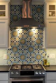 Sağlamlığı ve sadeliği bir arada bulunduran graniti, zarafetin ve ışıltının içine hapseden eller. Mutfak Tezgah Arasi Fayans Modelleri 2020 Ev Dekorasyonu