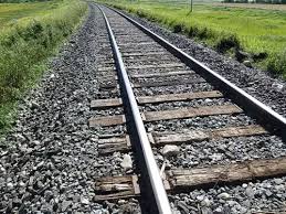 Keberadaan kerikil ini tentu sangat mengganggu kamu yang sedang melintasi jalur kereta. Mengapa Ada Batu Batu Kerikil Di Sepanjang Rel Kereta Api Quora