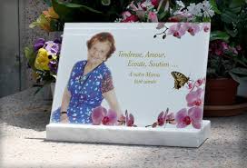 Vous pourrez ainsi choisir la taille, les gravures, vos textes et photos sur la plaque funéraire ainsi que le. Plaque Funeraire Personnalisee Texte Et Photo En Verre
