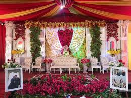 Dekorasi yang satu ini cocok digunakan di dalam maupun di luar ruangan. 10 Ide Pelaminan Nuansa Merah Selain Lambang Kemakmuran Kesannya Pun Meriah