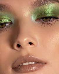 What Eye Makeup With Red Lips Eye Makeup Diagram Eye Makeup Caption 90s Eye Makeup Tutorial In 2020 Red Lip Makeup Artistry Makeup Makeup Inspiration