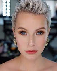 Official Page Short Hair Ideas On Instagram Today In The Sunshine Herkindofbeauty Short Hairstyles For Women Stylish Short Haircuts Thick Hair Styles