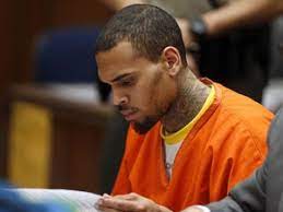 G1 - Após agredir Rihanna, Chris Brown viola condicional e tem pena maior - notícias em Música
