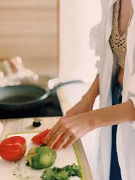 Faire la cuisine (préparer un repas; 4 Conseils Pour Prendre Plaisir A Faire La Cuisine So Busy Girls