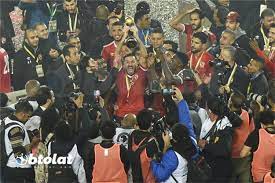حرص الكابتن محمود الخطيب، رئيس مجلس إدارة النادي الأهلي ، الذي يترأس بعثة فريق الكرة في تونس، على تهنئة اللاعبين في غرفة الملابس، عقب الفوز على الترجي التونسي في ذهاب الدور نصف النهائي لدوري أبطال أفريقيا. Ø§Ù„Ø£Ù‡Ù„ÙŠ Ù…ÙƒØ§ÙØ¢Øª Ø®Ø§ØµØ© Ù„Ù„Ø§Ø¹Ø¨ÙŠÙ† Ø¨Ø¹Ø¯ Ø§Ù„ÙÙˆØ² Ø¹Ù„Ù‰ Ø§Ù„Ø²Ù…Ø§Ù„Ùƒ ÙÙŠ Ù†Ù‡Ø§Ø¦ÙŠ Ø¯ÙˆØ±ÙŠ Ø£Ø¨Ø·Ø§Ù„ Ø¥ÙØ±ÙŠÙ‚ÙŠØ§ Ø¨Ø·ÙˆÙ„Ø§Øª