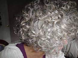 Glattes haar ist immer noch super angesagt. 25 Super Kurze Graue Haare Ideen Lockige Frisuren Kurze Haare Modell Kurze Graue Haare