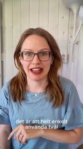 Har ringen fasnat på fingret?!!, Här är 3 metoder du kan prova för att få  av den:, 1. Tvåla in fingret för att få av ringen, Vanlig tvål är en enkel  lösning för att minska friktionen och därigenom få ...