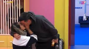 Casa dos Segredos: Marisa e Pedro 'brincam com o fogo': Leandro não apanha  beijo do casal por pouco!