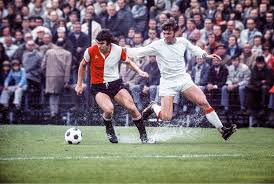 Feyenoord Ajax In September 1972 Wordt Een Waterballet In De Kuip Willem Van Hanegem Troeft Ruud Krol Af Voetbal Voetballers Football