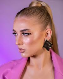 Makeup & Hair @alinaciobanu_zagoret Model @valeria.an22 #graphic  #makeup#pink #graphicmakeup #instamakeup  #instamakeupartist#eyeliner#vibe#fashion#glow