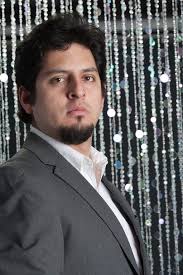 Enrique Bernardo (Tenor, Piano)