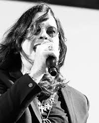 Nuestro queridísimo Ozzy Osbourne, cantante y compositor de la banda Black  Sabbath, falleció recientemente a los 76 años. Su voz marcó una era y su  presencia definió el heavy metal para siempre.