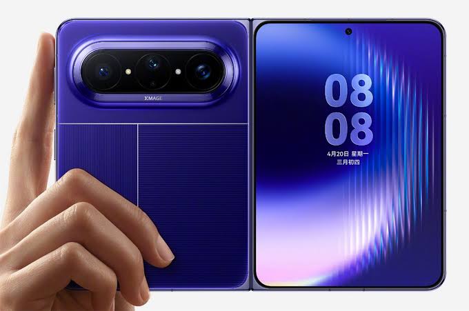 Uma mão humana segurando um aparelho de celular dobrável