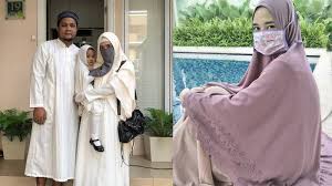 Menyikapi kejadian tersebut, istri virgoun meminta bantuan polisi agar masalah tersebut dapat segera terselesaikan. Pacar Art Sebar Fotonya Tanpa Hijab Istri Virgoun Murka