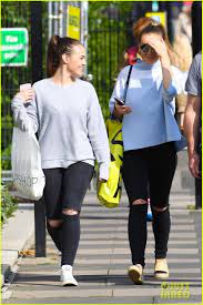 Sa mère s'est remariée à mark duffie, et son père à joanna wells. Perrie Edwards Goes On London Shopping Spree With Her Sister Perrie Edwards Sister Caitlin Memorial Perrie Edwards Little Mix Perrie Edwards Caitlin Edwards
