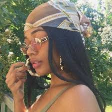 pin by wifeofsosa bandanahairstyles skincaremasks skincare beautyhackss in 2020 spanische mode schal frisuren 90er mode