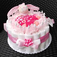 Der erste schritt, um ihre windeltorte zu bauen, ist die windeln rollen. Klassische Windeltorten Dm Babybauchdesign