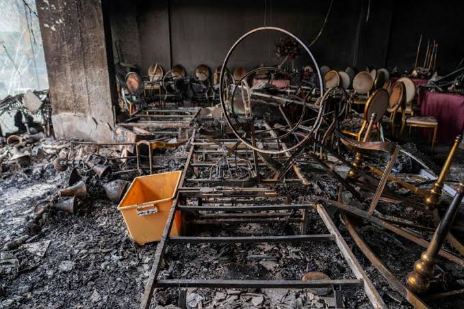 Το απανθρακωμένο εσωτερικό του χώρου, δημιουργία από AI