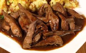 1 Preparez La Sauce Faites Revenir L Oignon Et Les Echalotes Haches Dans Une Poele Avec Le Beurre Recettes De Cuisine Recette Foie De Volaille Alimentation