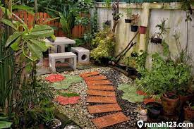 Menciptakan kecenderungan ke atas juga bisa dilakukan dengan pemilihan tanaman yang tumbuh tinggi tapi tidak rimbun melebar. 12 Contoh Desain Taman Minimalis Yang Bisa Kamu Tiru Di Lahan Sempit Rumah123 Com