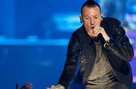Trupul neînsuflețit al lui chester bennington a fost găsit în locuința sa, cu puțin înainte de 9 dimineața, ora americii. Doliu In Lumea Muzicii Solistul Trupei Linkin Park A Murit