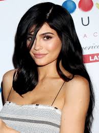 Kylie Jenner maman : elle confirme enfin sa grossesse et révèle avoir  accouché de son premier bébé