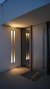 Modern Fenster Tur Bilder Hauseingangstur Mit Wandbeleuchtung Homify Moderne Fenster Wandbeleuchtung Hauseingangsturen