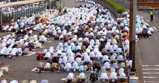 Pelaksanaan shalat idul fitri adalah pada saat tanggal 1 syawal, biasanya di negara kita indonesia, berlangsung di pagi hari mulai sekitar pukul; Hukum Shalat Idul Fitri Tanggal 2 Syawal Risalah Islam
