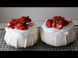 Comment Faire Des Pavlovas A La Meringue Recette Facile How To Make Meringue Cake Pavlovas Youtube Meringue Cake Recipe Pavlova Recipe Meringue Cake
