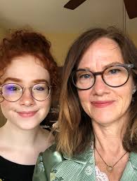 Lisa Pettigrew's Instagram, Twitter & Facebook