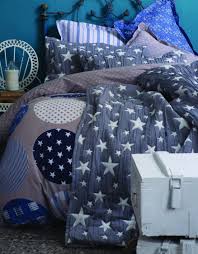 Yatak örtüsü takımı fiyatları ve en iyi yatak örtüsü takımı markaları geniş seçenek yelpazesiyle kategorimizde sizleri bekliyor. Karaca Home Gatsby Indigo Mavi Ranforce Tek Kisilik Yatak Ortusu Karaca