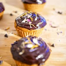 Petits Muffins Realises A Partir De La Recette De Gateau Au Yaourt De Laura Healthy Vegan Dispo Sur Son Blog On Rajoute Un Petit Glaca In 2020 Desserts Food Muffin