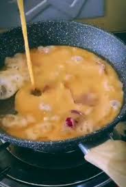 Cara paling mudah mendapatkan telur dadar yang gebu adalah dengan meletakkan sedikit air (lebih kurang 1 sudu) ke dalam telur yang dipecahkan. Lelaki Ini Kongsi Rahsia Buat Telur Dadar Macam Kedai Tomyam Ikut Je 2 Langkah Ini Daily Makan