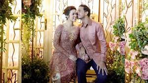 Tentang jodoh ada yang sudah dipertemukan, ada yang masih mencari, ada yang masih menanti. Suasana Hamish Daud Lamar Raisa Tak Seromantis Caption Di Instagram Kumparan Com