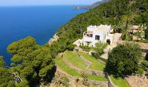 Browse all celebrity houses on housekaboodle and here are a few suggestions Inside Michael Douglas And Catherine Zeta Jones Abandoned 36m Majorca Party Palace That S Failed To Sell Despite Bizarre Trump Scarecrow