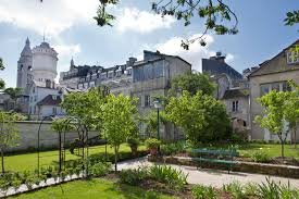 Le Jardin De La Tonelle Les Jardins Renoir Musee De Montmartre Paris Wedding Venue France Unique Wedding Venues French Wedding Style