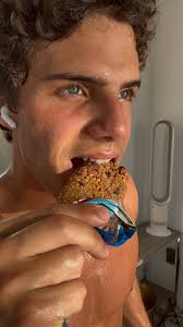 This is what cooking in a dorm looks like😂 Gotta make do with what you  got!!! Go check out our new app for dieting “Optimeal: create AI recipes” 