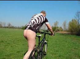 Nackt auf dem Fahrrad macht GEIL ** Cum Fun ** - privates Video von  Nylonjunge73