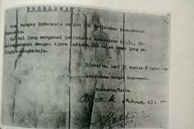 Tetapi karena ada kemungkinan timbul bentrokan dengan pasukan jepang yang terus berpatroli, akhirnya diubah di kediaman soekarno, jl. Ini Naskah Proklamasi Autentik Yang Ditandatangani Soekarno Hatta Apa Saja Perubahan Dari Naskah Autentik Semua Halaman Intisari