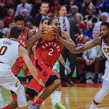 Kawhi leonard palming a basketball : This Nba Player S Hands Are Massive And People Are Shocked By It