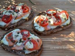 Recette De Tartines Au Saumon Fume Tomates Cerise Mozzarella Et Estragon Recette Recette Tartine Tartine Saumon Saumon Fume
