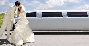 Vous rêvez d'une superbe limousine, d'une ancienne voiture de collection ou d'une calèche pour vous amener jusqu'à l'autel ? N Attendez Pas Le Dernier Moment Pour Louer Une Voiture De Mariage