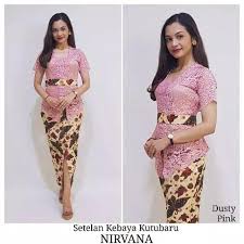Sedangkan model rok untuk anda yang lebih cendrung ke sisi muslimahnya maka bisa menggunakan yang lebar dan untuk kesan modern sendiri bisa menggunakan yang slim seperti. Kebaya Wisuda Set Nirvana Rok Batik Obi Fesyen Wanita Pakaian Wanita Lainnya Di Carousell