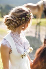 Heiraten Im Dirndl In 2020 Frisur Hochzeit Brautfrisur Hochzeit Frisuren Blumenkranz