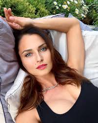 Anna Safroncik Official agregó...